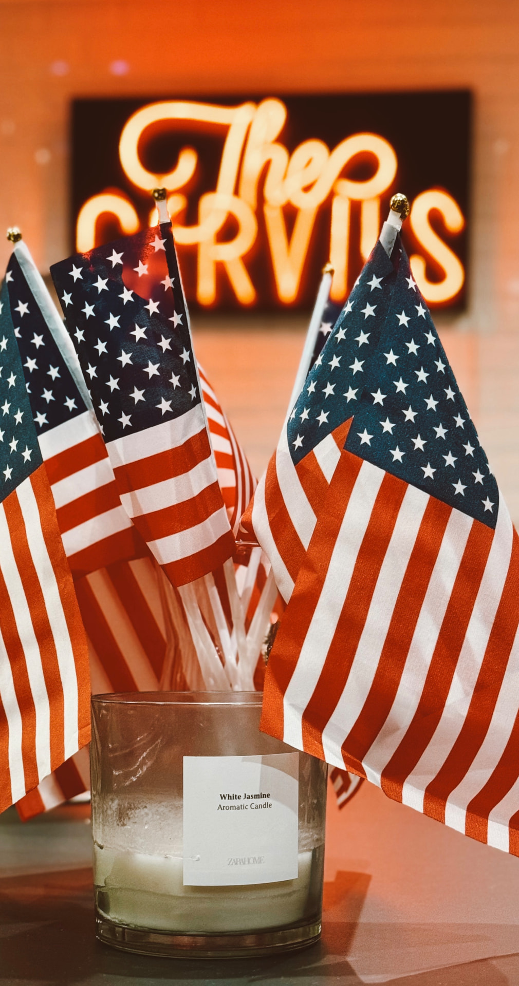 Banderes americanes i el rètol lluminós de The Carvils